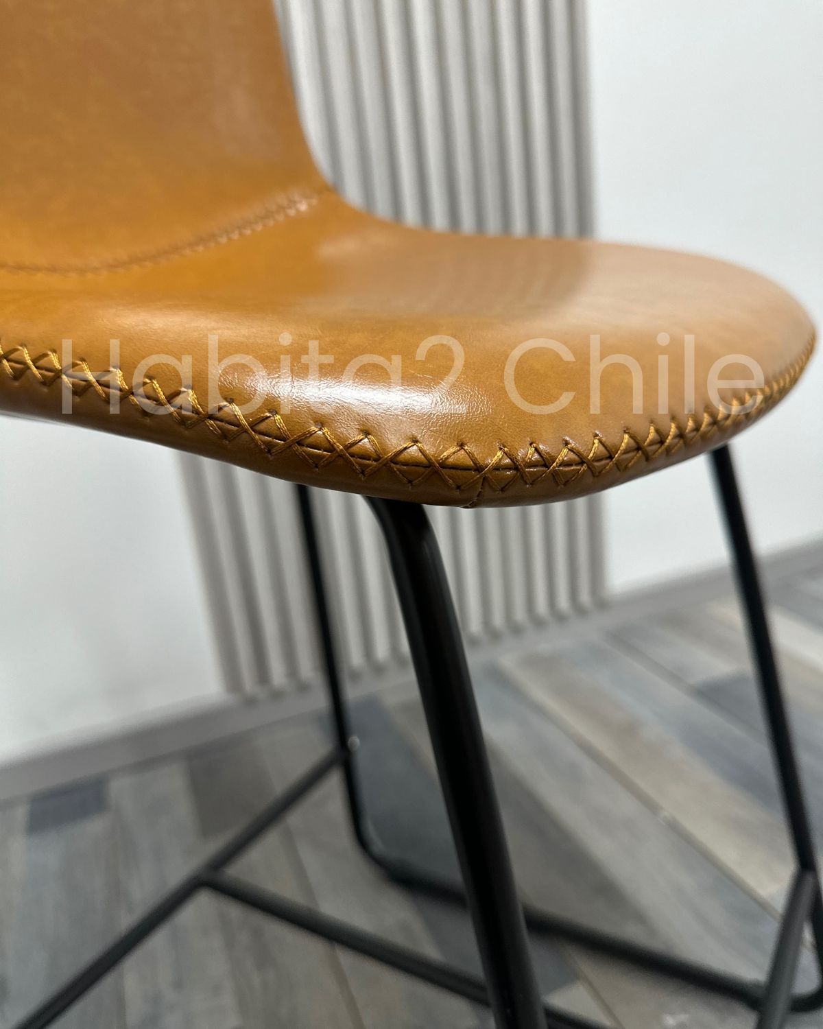 Taburete Leah Cuero 65 cm